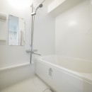 グレーの壁のコンパクトな1LDKの写真 浴室