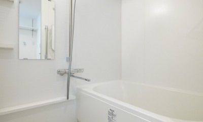 浴室｜グレーの壁のコンパクトな1LDK