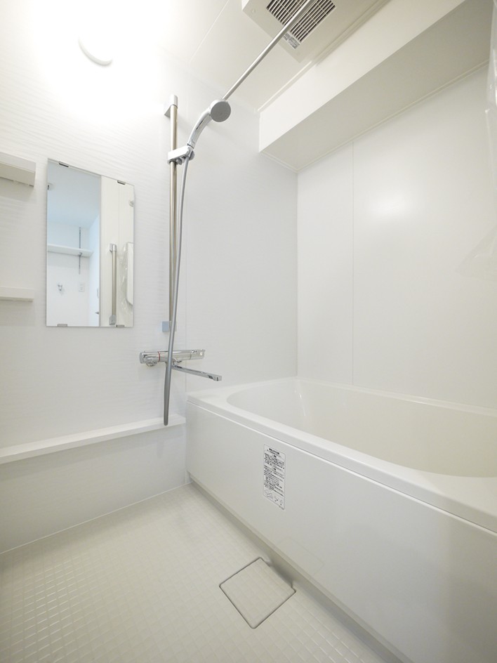 バス/トイレ事例：浴室（グレーの壁のコンパクトな1LDK）