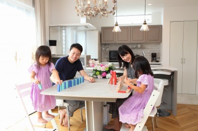 家族と過ごすLDK (刈谷市R様邸『白とブルーグレーが美しいマテリアルハウス』)
