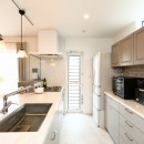 刈谷市R様邸『白とブルーグレーが美しいマテリアルハウス』の写真 オーダーキッチン