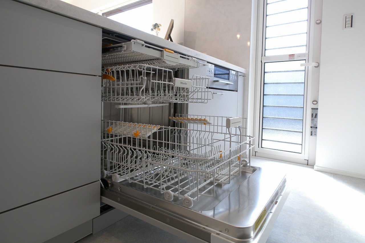 キッチン事例：ドイツ製「ミーレ」食洗機（刈谷市R様邸『白とブルーグレーが美しいマテリアルハウス』）