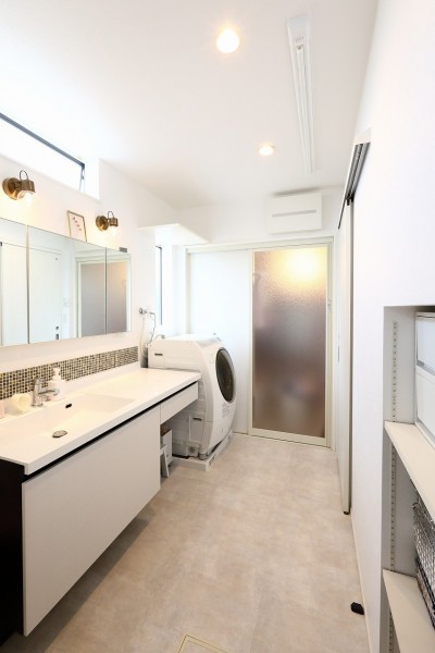 洗面脱衣室 (刈谷市R様邸『白とブルーグレーが美しいマテリアルハウス』)