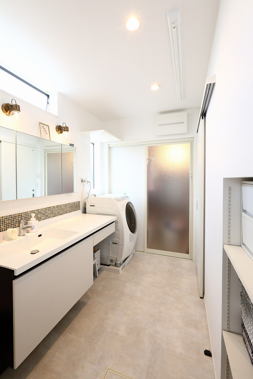 バス/トイレ事例：洗面脱衣室（刈谷市R様邸『白とブルーグレーが美しいマテリアルハウス』）