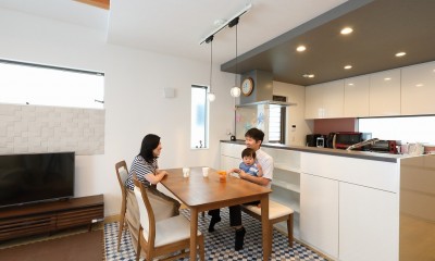 家族団らんのLDK｜刈谷市M様邸『アクセントクロスが印象的。収納豊富なシンプルデザインの家』