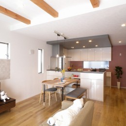刈谷市M様邸『アクセントクロスが印象的。収納豊富なシンプルデザインの家』 (特別な空間のキッチン)