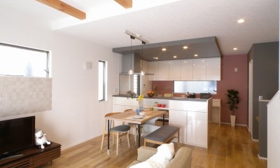 特別な空間のキッチン｜刈谷市M様邸『アクセントクロスが印象的。収納豊富なシンプルデザインの家』
