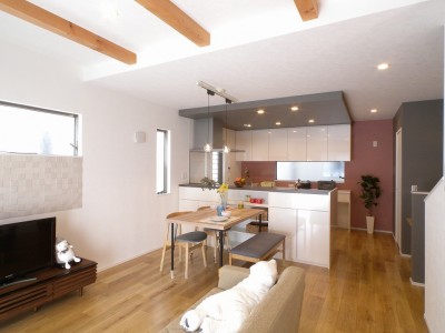 特別な空間のキッチン (刈谷市M様邸『アクセントクロスが印象的。収納豊富なシンプルデザインの家』)