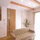刈谷市M様邸『アクセントクロスが印象的。収納豊富なシンプルデザインの家』の写真 リビングドアはご主人希望のハイドア