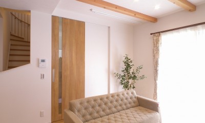 リビングドアはご主人希望のハイドア｜刈谷市M様邸『アクセントクロスが印象的。収納豊富なシンプルデザインの家』