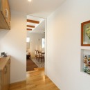 刈谷市M様邸『アクセントクロスが印象的。収納豊富なシンプルデザインの家』の写真 思い出を飾る玄関ニッチ