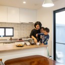 刈谷市S様邸『子どもとおやつ作り、友人とパーティ。キッチンカウンターから広がる暮らし』の写真 みんなと囲むキッチン