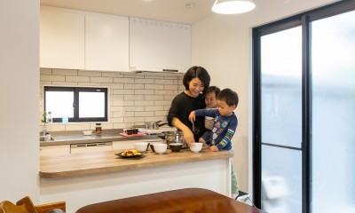 みんなと囲むキッチン｜刈谷市S様邸『子どもとおやつ作り、友人とパーティ。キッチンカウンターから広がる暮らし』