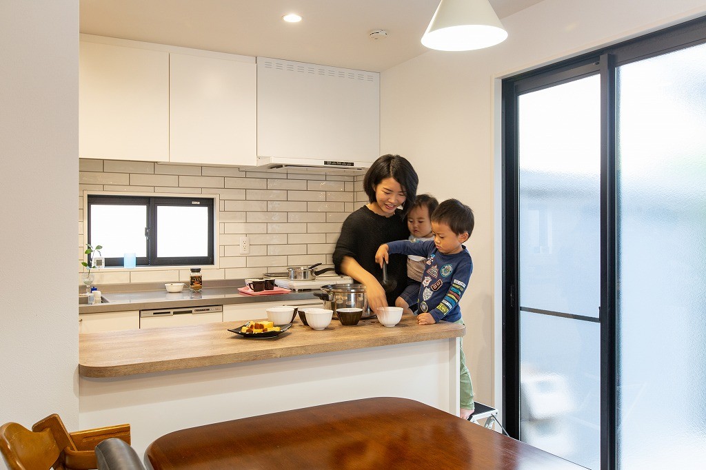 キッチン事例：みんなと囲むキッチン（刈谷市S様邸『子どもとおやつ作り、友人とパーティ。キッチンカウンターから広がる暮らし』）