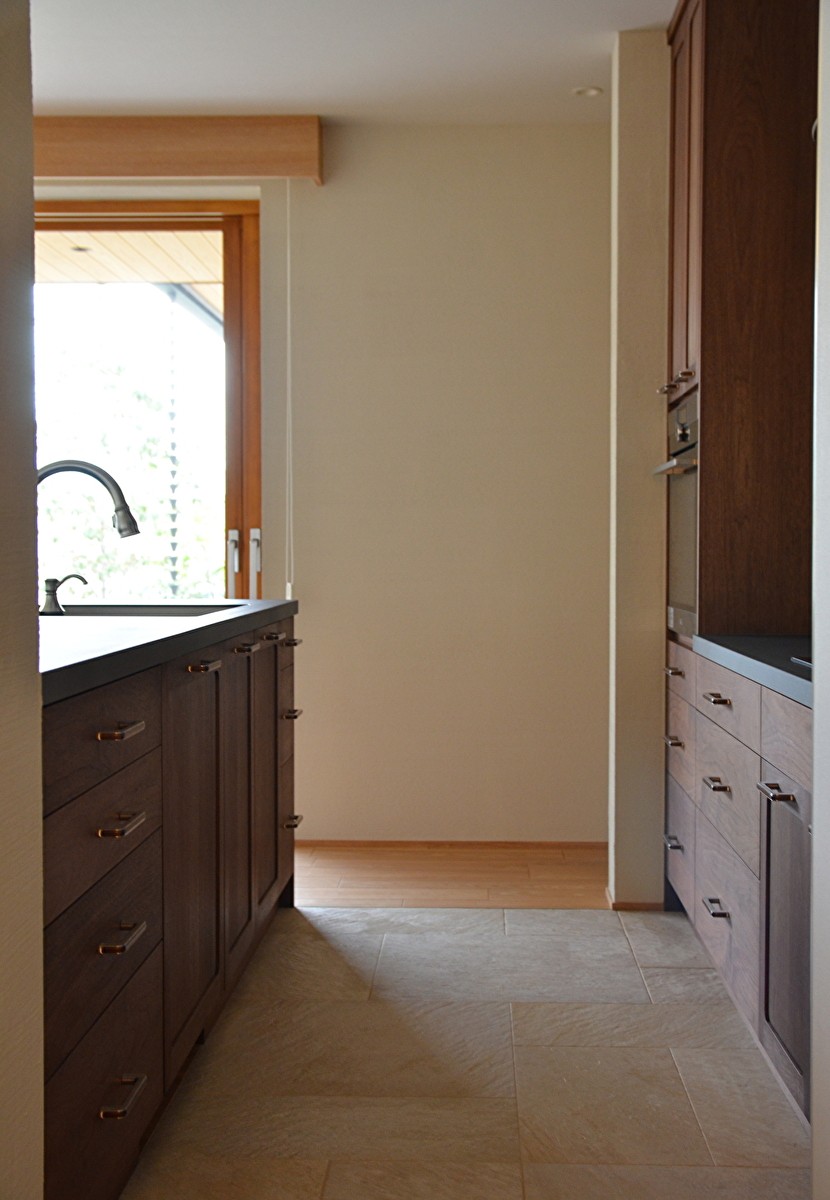 キッチン事例：キッチンから廊下へフラットな床（H邸）
