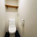 nest　直線で構成されたパノラミックな一戸建リノベの写真 トイレ
