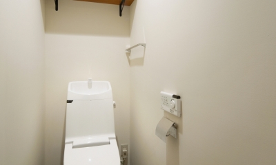 トイレ｜nest　直線で構成されたパノラミックな一戸建リノベ