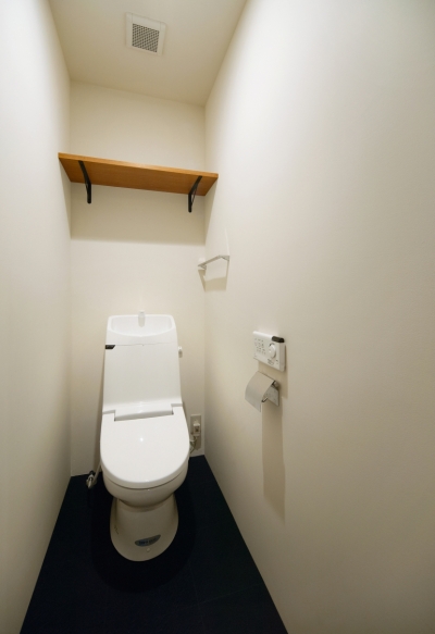 トイレ (nest　直線で構成されたパノラミックな一戸建リノベ)