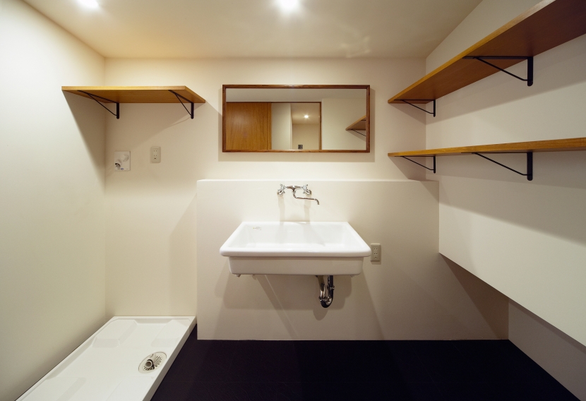 バス/トイレ事例：洗面室（nest　直線で構成されたパノラミックな一戸建リノベ）