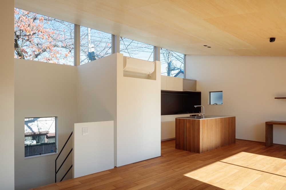 設計事務所アーキプレイス「桜並木と暮らす家［こだわりのキッチンとバーベキューもできるデッキテラス］」