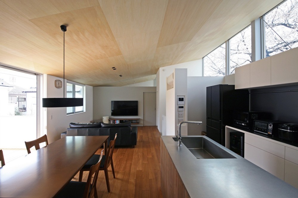 設計事務所アーキプレイス「桜並木と暮らす家［こだわりのキッチンとバーベキューもできるデッキテラス］」