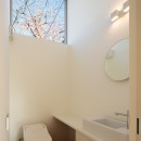 桜並木と暮らす家［こだわりのキッチンとバーベキューもできるデッキテラス］の写真 客用トイレ
