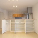 刈谷市Y様邸『プライベートサロンスペースのある自由設計の家』の写真 全面扉収納のオーダーキッチン