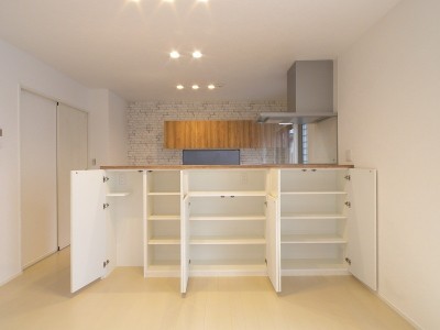 全面扉収納のオーダーキッチン (刈谷市Y様邸『プライベートサロンスペースのある自由設計の家』)