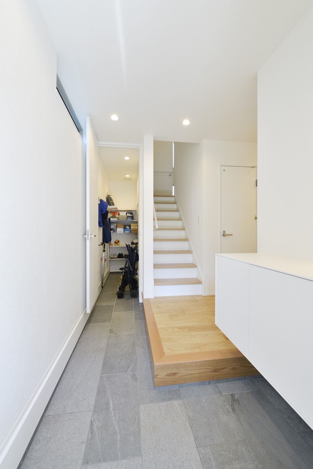 玄関 隠す 収納プランで 毎日スッキリ こだわりのシンプルモダンな住まいを満喫 玄関事例 Suvaco スバコ