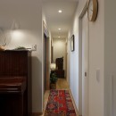 松庵の二世帯住宅の写真 リビングから寝室に向かう廊下