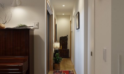 松庵の二世帯住宅 (リビングから寝室に向かう廊下)
