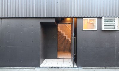 エントランス｜－間口2.7ｍの狭小住宅－「8.8坪の家」