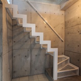 エントランス　階段 (－間口2.7ｍの狭小住宅－「8.8坪の家」)