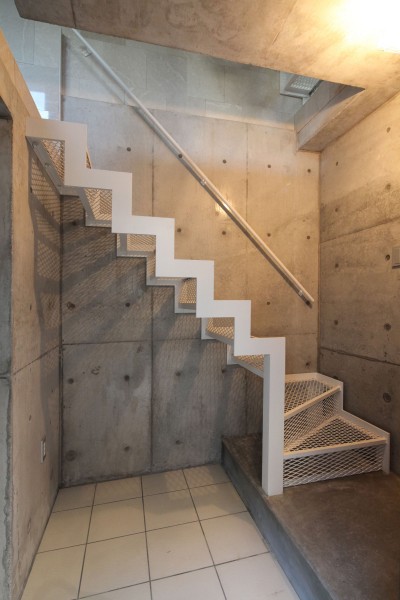 エントランス　階段 (－間口2.7ｍの狭小住宅－「8.8坪の家」)