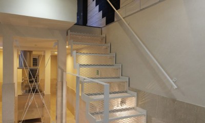 階段｜－間口2.7ｍの狭小住宅－「8.8坪の家」