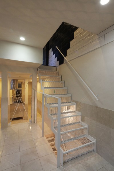 階段 (－間口2.7ｍの狭小住宅－「8.8坪の家」)