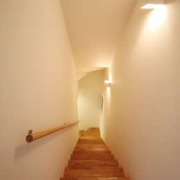 －アウトドアリビングのある－「イタウバハウス」 (3階から階段を見下ろす)