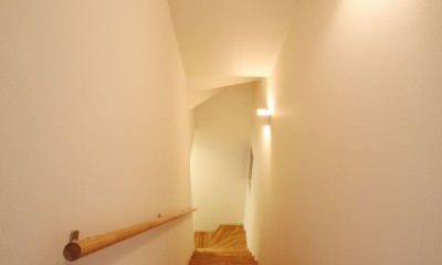 3階から階段を見下ろす｜－アウトドアリビングのある－「イタウバハウス」