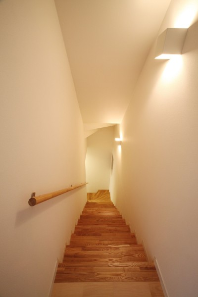 3階から階段を見下ろす (－アウトドアリビングのある－「イタウバハウス」)