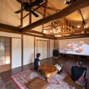 残して活かすリフォームで、築80年の日本家屋を和洋・新旧のミックス感を楽しむ家にの写真 シアタールーム（スクリーン方向）