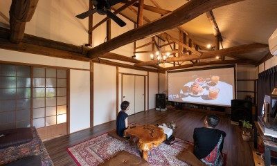 残して活かすリフォームで、築80年の日本家屋を和洋・新旧のミックス感を楽しむ家に (シアタールーム（スクリーン方向）)