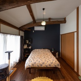 残して活かすリフォームで、築80年の日本家屋を和洋・新旧のミックス感を楽しむ家に (寝室)