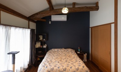 残して活かすリフォームで、築80年の日本家屋を和洋・新旧のミックス感を楽しむ家に (寝室)