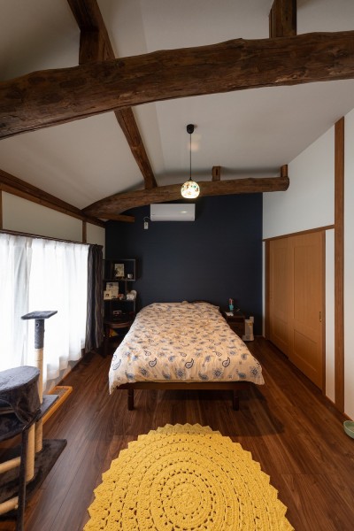寝室 (残して活かすリフォームで、築80年の日本家屋を和洋・新旧のミックス感を楽しむ家に)