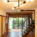残して活かすリフォームで、築80年の日本家屋を和洋・新旧のミックス感を楽しむ家にの写真 縁側