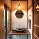 残して活かすリフォームで、築80年の日本家屋を和洋・新旧のミックス感を楽しむ家にの写真 手洗いコーナー