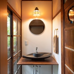 残して活かすリフォームで、築80年の日本家屋を和洋・新旧のミックス感を楽しむ家に (手洗いコーナー)