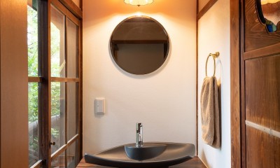 残して活かすリフォームで、築80年の日本家屋を和洋・新旧のミックス感を楽しむ家に (手洗いコーナー)