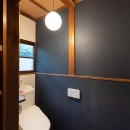 残して活かすリフォームで、築80年の日本家屋を和洋・新旧のミックス感を楽しむ家にの写真 トイレ