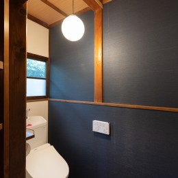 残して活かすリフォームで、築80年の日本家屋を和洋・新旧のミックス感を楽しむ家に (トイレ)